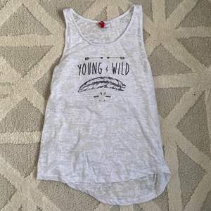 Vitt linne med tryck ”Young & wild” från H&M. Storlek S!!! Säljer för 20kr, frakt tillkommer 🚚🤍🤍
