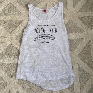 Vitt linne - Vitt linne med tryck ”Young & wild” från H&M. Storlek S!!! Säljer för 20kr, frakt tillkommer 🚚🤍🤍
