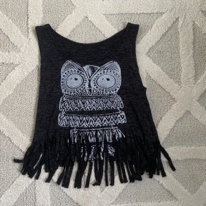 Svart linne - Svart linne med ett uggeltryck (köpt i Bali). Storlek framgår ej men passar S/M!!! Säljer för 17kr, frakt tillkommer🚚🤍🤍