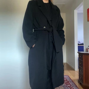 Svart kappa - Svart kappa i storlek 46 men känns som m/l lite oversize. Passar mig som brukar ha S. Det är ett hål i ena fickan men går att sy ihop, så jag bjuder på frakten. 