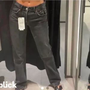 Lågmidjade jeans från zara - Grå lågmidjade jeans från zara i stl 36💗 säljer för 300+frakt