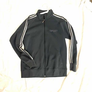 Zipup tröja - Najs zip tröja från sport, står XXL men sitter som en Medium?