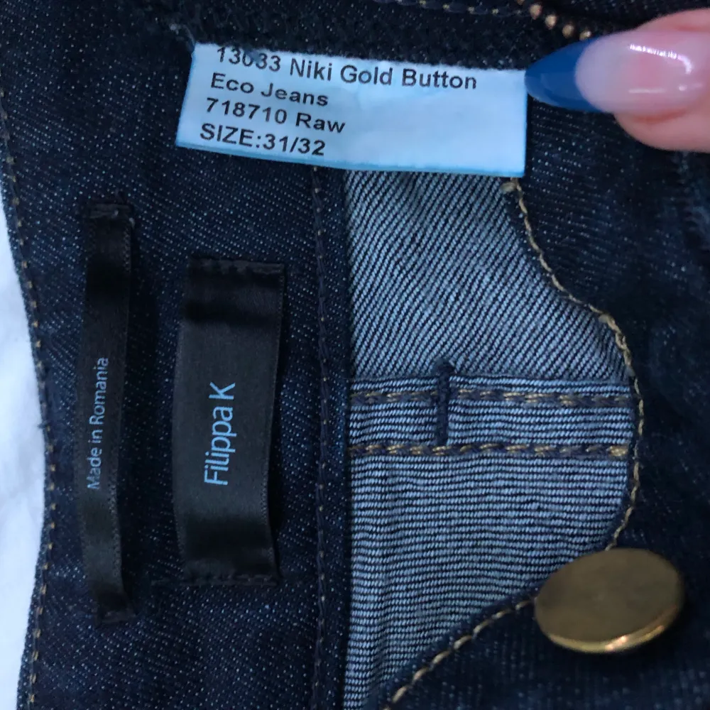 Fina Flippa K byxor, endast använda ca 5 ggr, sitter riktigt skönt och med alla knappar finns det många möjligheter att få till dem i rätt storlek runt midjan ❤️‍🔥❤️‍🔥❤️‍🔥. Jeans & Byxor.