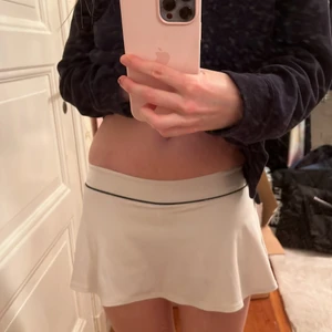 Nike tennis kjol - Så fin kjol från Nike, har blivit för liten på mig, passar XS, kort men det finns shorts under💓inte sliten alls.