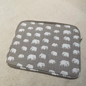 Datorfodral - Säljer mitt sprillans nya datorfodral från Svenskt Tenn i färgen grå. Köpt för 1000kr på Svenskt Tenn butiken. Möts upp på Karlaplan eller Östermalmstorg, annars frakt