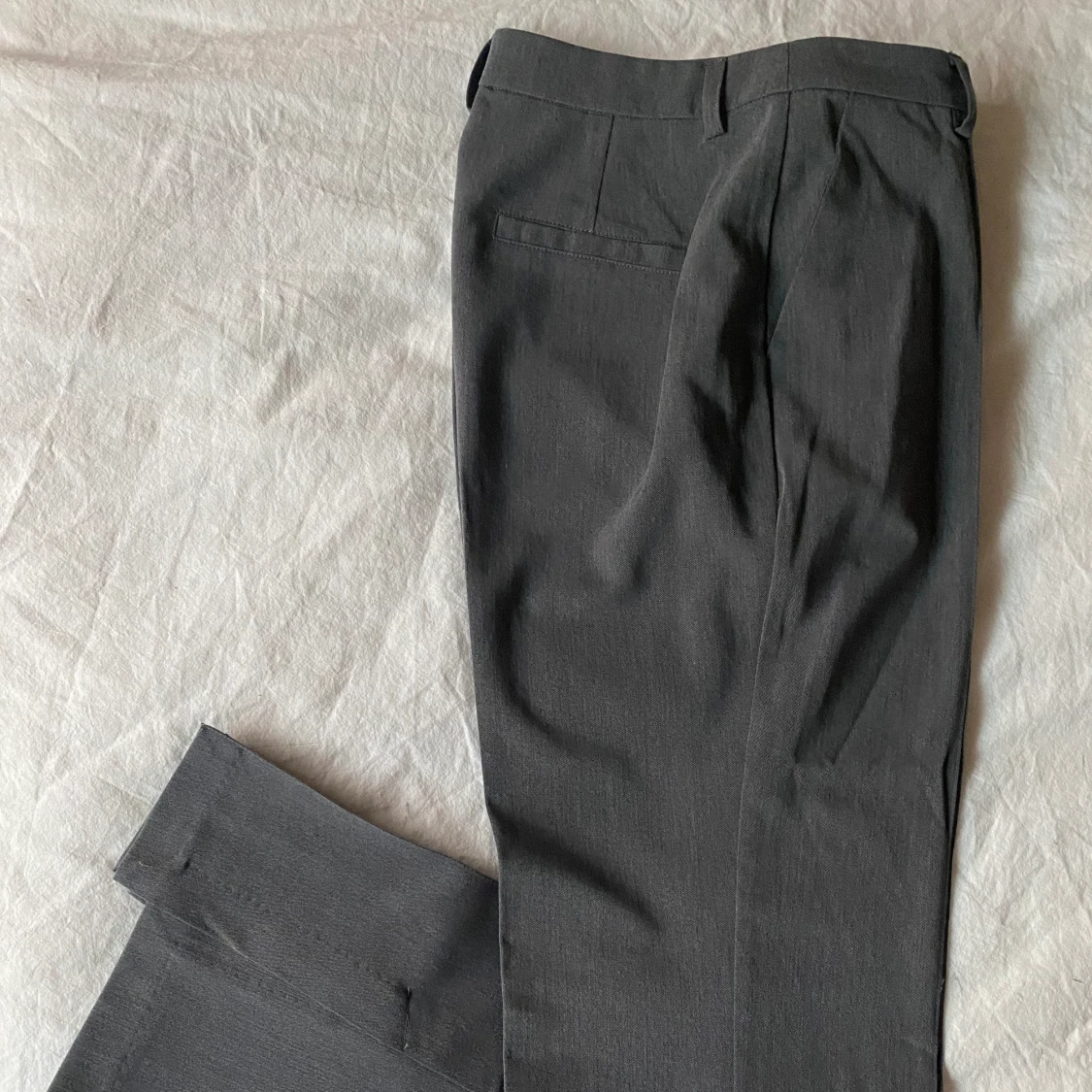 Grå kostymbyxor med slits - 90