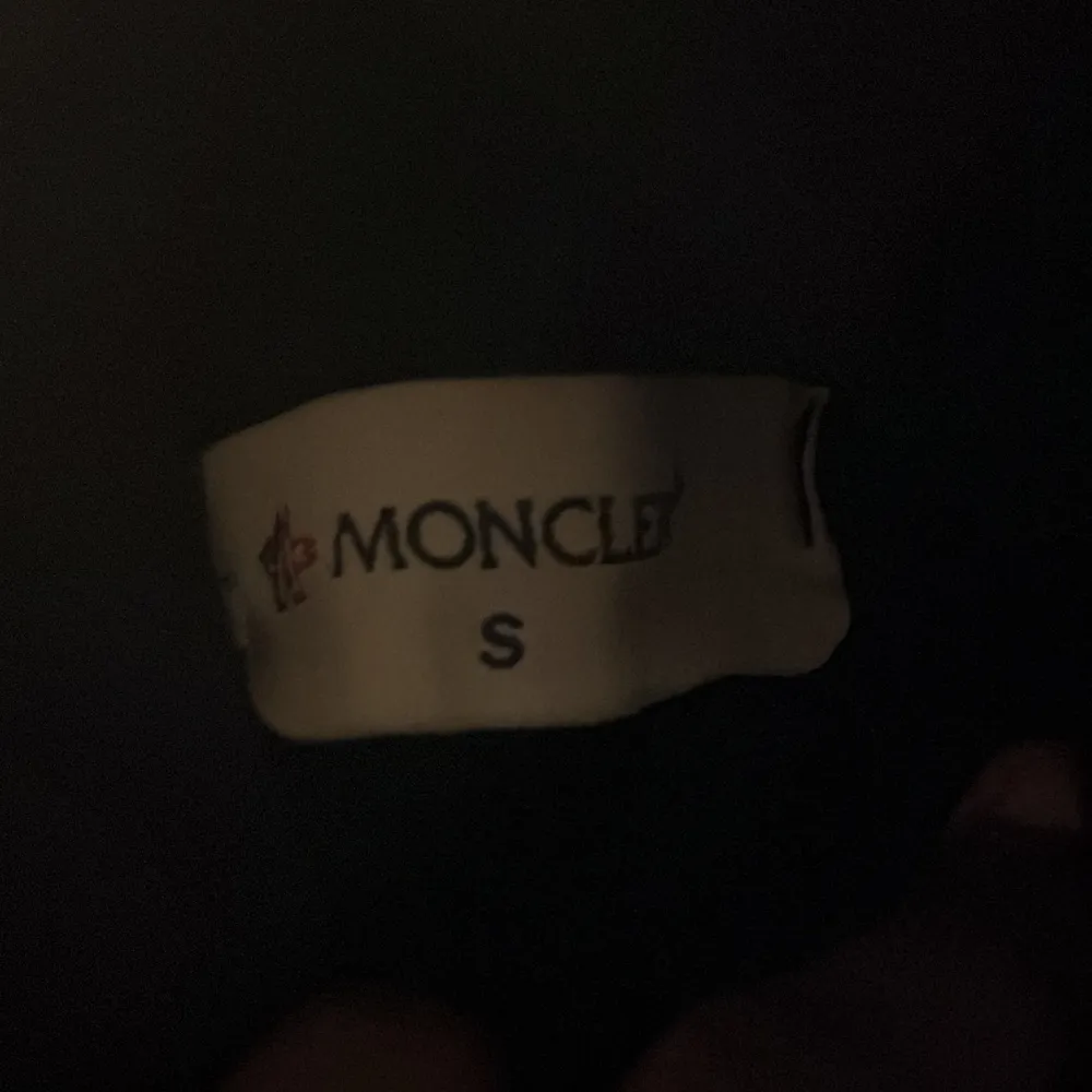 Moncler hoodie storlek S men den passar folk som har st M och kan fraktas också . Tröjor & Koftor.