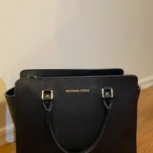 Jag säljer min väska från Michael Kors i modellen Selma. Säljer den då den inte kommer till så stor användning men den är i fint skick. Axelbandsremen saknas dock. 