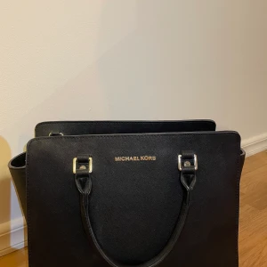 Michael Kors Selma - Jag säljer min väska från Michael Kors i modellen Selma. Säljer den då den inte kommer till så stor användning men den är i fint skick. Axelbandsremen saknas dock. 