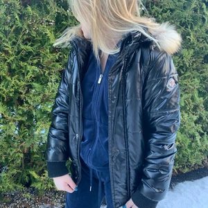 Moncler jacka  - Superfin moncler jacka som tyvärr inte kommer till användning. Den passar jättebra på mig som är 160💞 Så lågt pris  för att den är ganska sliten.