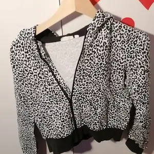 Leopardfärgad zip-hoodie som är varm men luftig. 