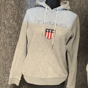 Gant hoodie  - En grå gant hoodie i st s, fint skick. Säljer för 450kr. Pris kan diskuteras 