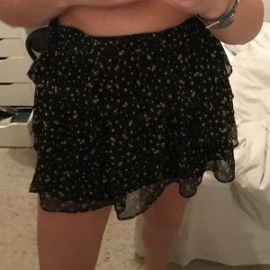 Kjol - Somrig kjol i fint skick. Resår i midjan och passar därför både storlek S och M! I fint skick. Hör av dig vid frågor 😊