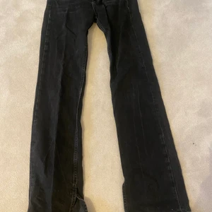 Pull and bear jeans - Snygga slits jeans från pull and bear i storlek 34. De är slitna där nere men det blir en väldigt cool detalj tycker jag.
