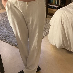 Vita kostymbyxor - Vita kostymbyxor, står ingen storlek i men skulle gissa på 42/L. Bara använda ett fåtal gånger så fortfarande i mycket bra skick! Bara att höra av sig vid frågor och funderingar!🥰