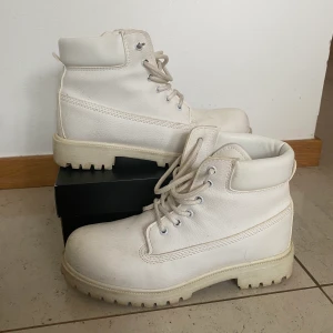 Vita kängorna  - Vita kängor i köpta på nelly. Använda fåtal gånger. Materialet är fake ”skinn”