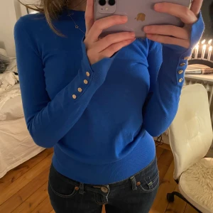 Super fin tröja - Säljer denna populära zara tröja i en super fin blå färg! Har inte kommit till användning så den är använd få gånger:) 