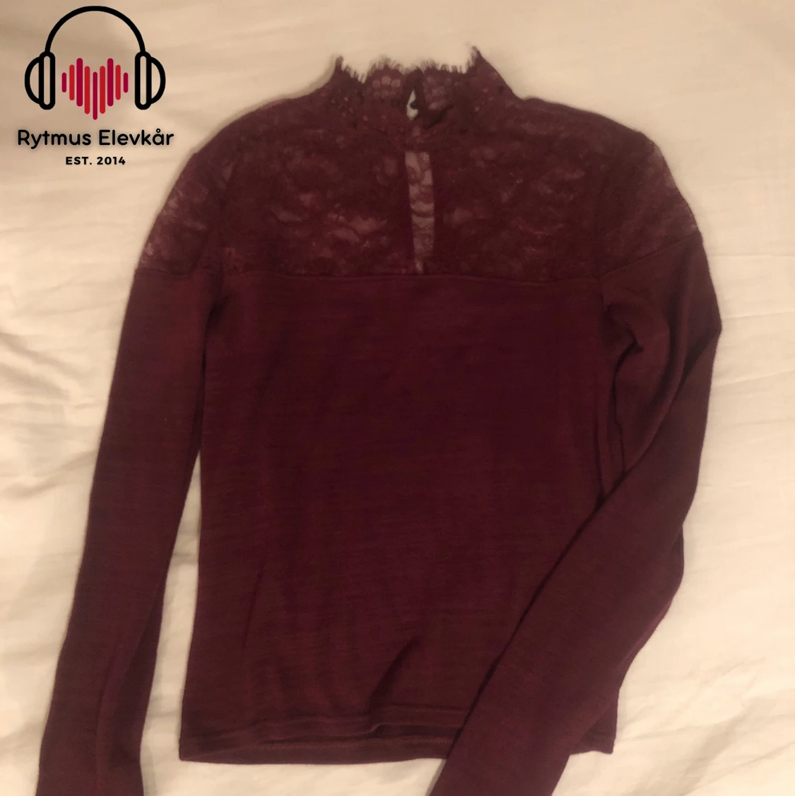 Vinröd tröja med spets