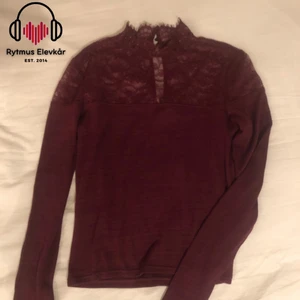Vinröd tröja med spets - Vinröd tröja i spets i strl S. Säljs av Rytmus Stockholms Elevkår, alla kläder som säljs har skänkts utav elever på Rytmus och de pengar som samlas in från klädinsamlingen ges oavkortat till WWF. Ta chansen och köp fina kläder second hand och bidra på samma gång till att bevara miljön!