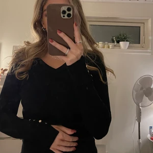Svart stickad tröja med detaljer - Finsticksd långärmad tröja med metallknappar vid armen från Zara. Knappt använd! 🥰