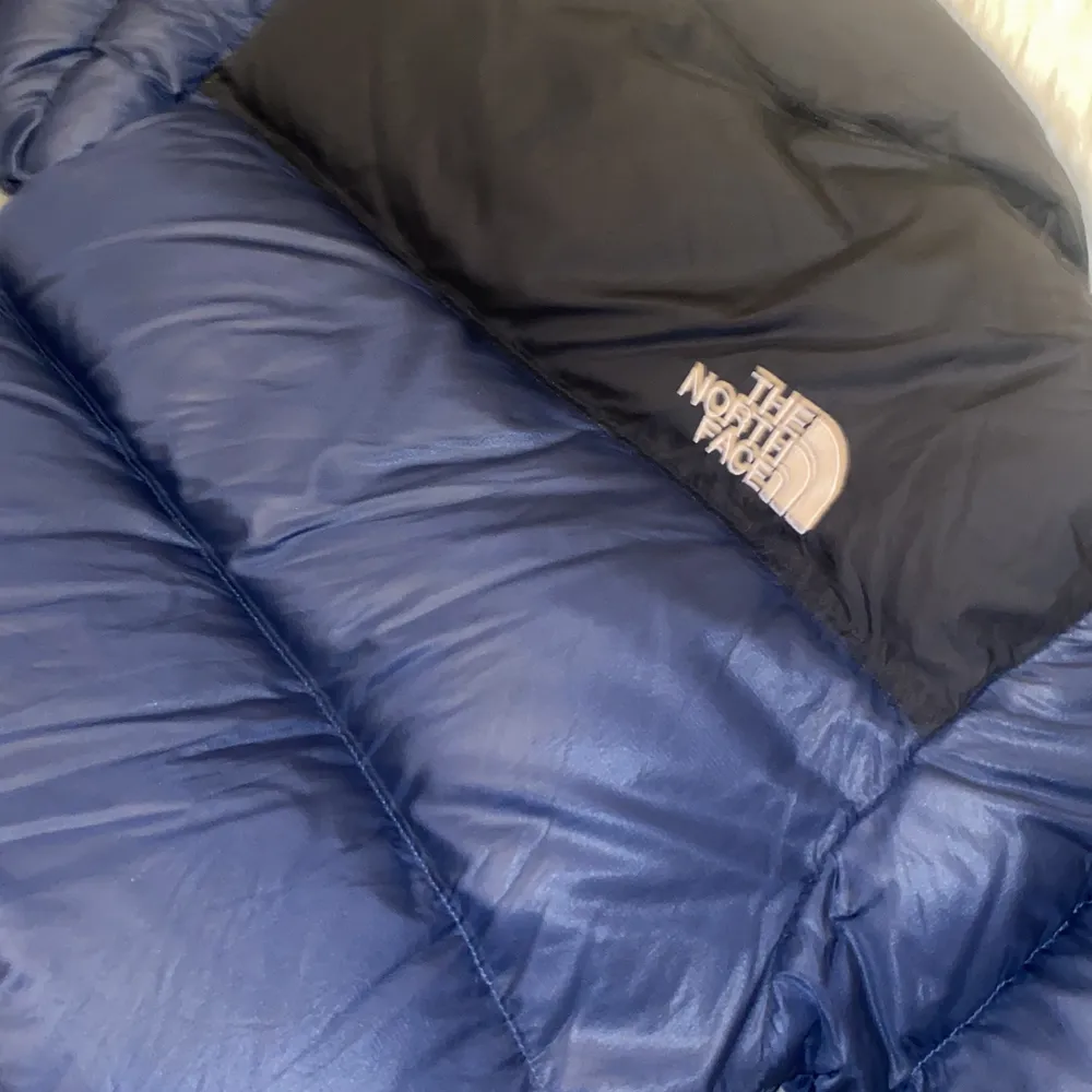 The North Face puffer jacket i mörk blå den är anvönd några gånger men som det ser ut så har den inga skador alls. Den passar storlek L men också M om man vill ha den oversized.. Jackor.
