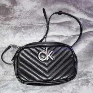 Säljer nu min underbara väska från Calvin Klein. Mkt fint skick. 250kr💌