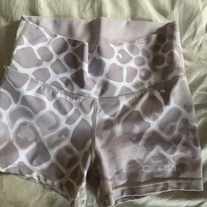 Aimn  - Säljer dessa endast testade aimn shorts i storlek Xs!! Frakten=45kr❤️ 