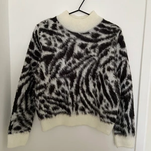 Stickad tröja  - Stickad tröja från hm, bra skick 