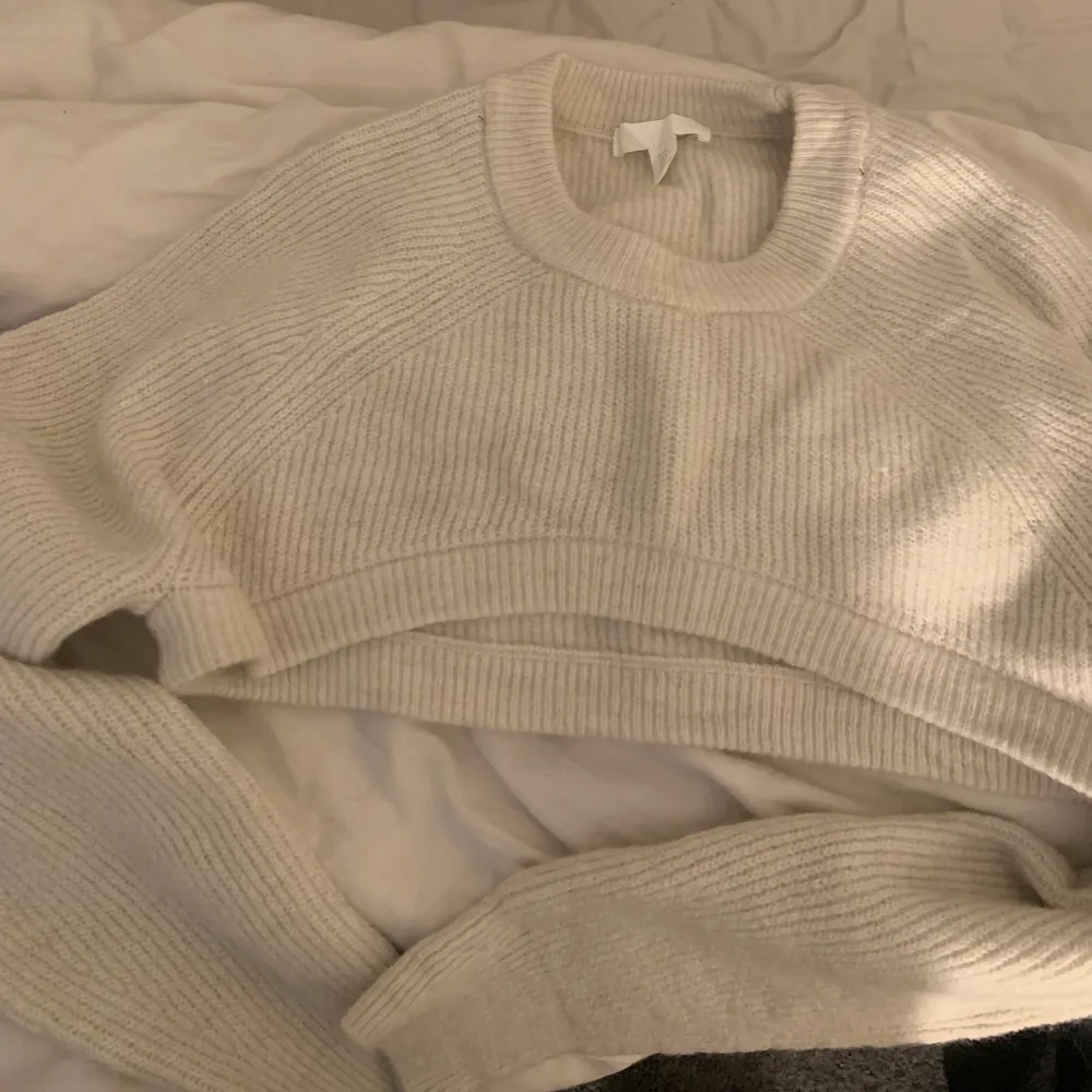 Säljer denna supertrendiga kroppade topp/sweatshirt. Helt nyskick. Köp på h&m men inte kommit till användning. Köp på h&m för 300kr säkjer för 200kr + frakt. Toppar.