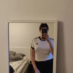Adidas t-shirt - Tröja från adidas något längre i längd. Kommer inte längre till användning