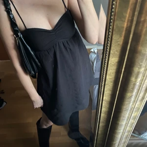 Klänning  - Svart klänning i en så fin modell som säljs då jag har två stycken! Strl 36!
