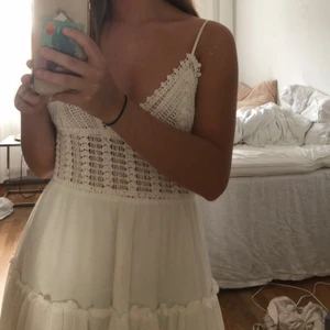 Vit klänning  - Så himla fin sommarklänning i strl xs/s!☺️
