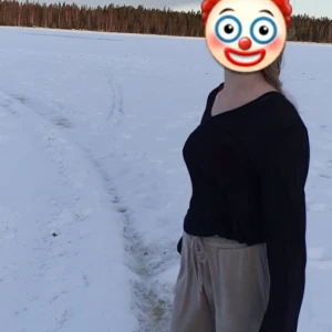 Blus - Svart jättesöt blus i stl S, säljer pga den har inte kommit till användning men är i väldigt bra skick, 50 kr plus 70kr frakt 