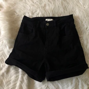 Svarta jeansshorts från H&M - Svarta högmidjade jeansshorts i bra skick då jag endast använt de ett fåtal ggr!💕