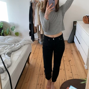Seattle Jeans fra Weekday - Jeans i sort i modellen Seattle fra Weekday. Har et straight fit og med en lille smule stretch i. De er str. 26 i taljen og 28 i benlængden.