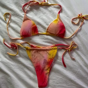 Bikini strl L  - Bikini storlek L men passar mer som S eller M. Aldrig använt ! 