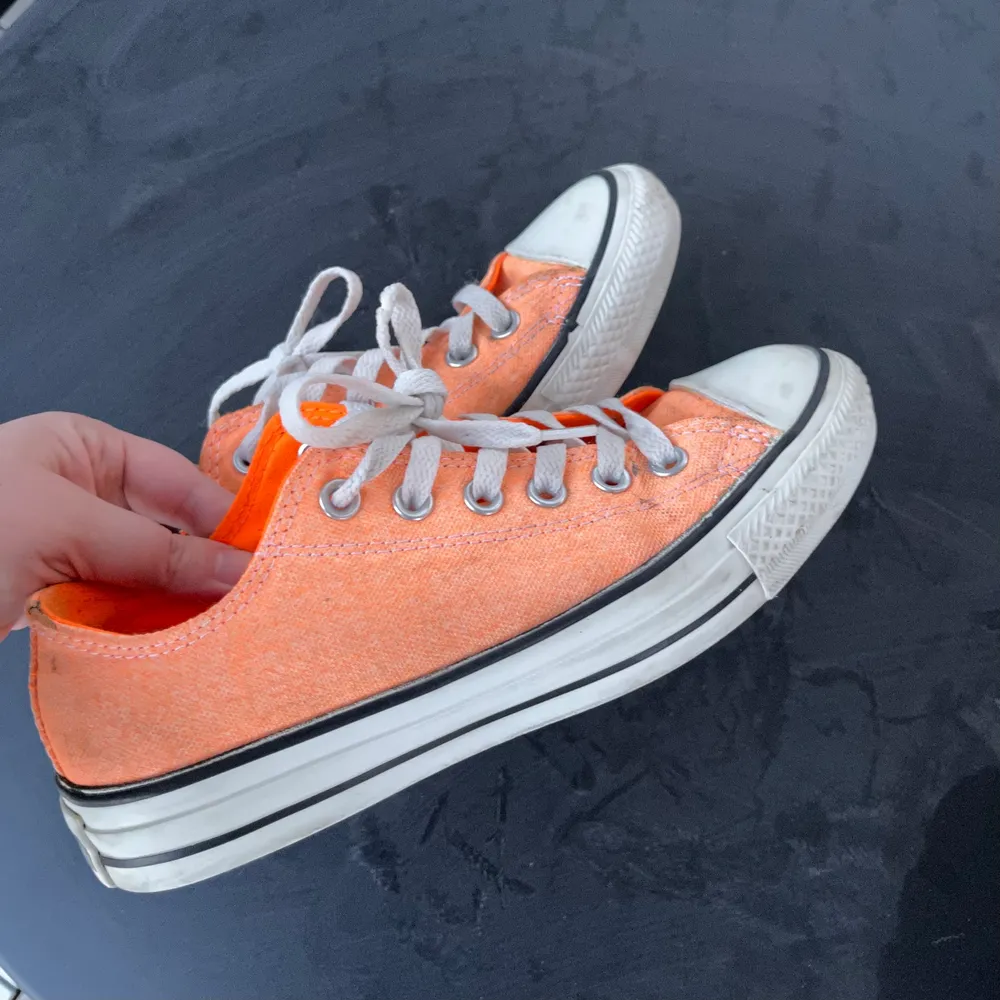 Orange låga Converse i storlek 37,5. Enbart använda några gånger, inga slitningar.. Skor.