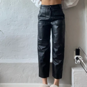 sjukt snygga läderbyxor av monki! - riktigt snygga läderbyxor (inte äkta läder) av monki💗 använda fåtal gånger, i ett bra skick!! jag är 170cm och byxorna sitter lite croppade på mig! superskönt material🥰 