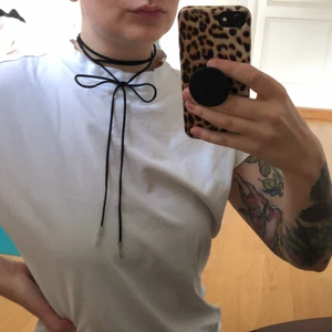 Svart choker  - Ascool svart choker med justerbar läderrem! Köpt i Australien så minns inte vad det är för märke 🤓