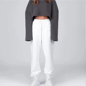 Sweatshirt från LXA - Sweatshirt från Linn Ahlborgs kollektion LXA. Tröjan är i jättebra skick och är knappt använd. Strl XS/S. Nypris är 500kr.