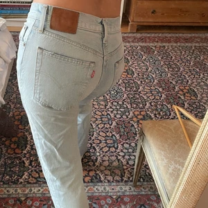 Lågmidjade Levis  - De perfekta, lågmidjade vår/sommar-jeansen. Ribbade med fransar, köpta vintage. 