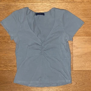 Super sött top från brandy melville  - Helt okej skick! säljer på grund av att den kommer inte till användning längre. Priset kan diskuteras. kom privat för fler bilder! 💞
