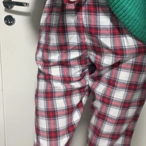 Trendiga rutiga pyjamasbyxor!! - Säljer dessa trendiga pyamasbyxor som då tyvärr inte passar mig längre då jag har lite längre ben ☺️ mjukt och skönt material som man kan ha till vardags eller ute!!💓 Långa band vilket är en fördel!! Slut på hemsidan. Kom gärna privat om ni har följande frågor🤩🤩