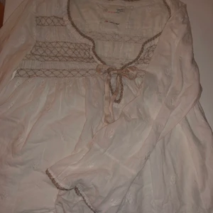 Odd Molly  - Odd Molly tröja, stl 1 som motsvarar S, kameran ger är inte 100% schysst då tröjan är mke ”finare” i verkligheten. Skickas mot fraktkostnad