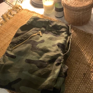 Jeans/ byxor! - Ett par snygga militär mönstrade jeans som inte passar! Är i bra skick!