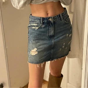 Denimkjol, strl XS - Den perfekta jeanskjolen från Zara! Storlek XS. Sååå himla snygg och användbar🥰💓 Till sommaren med ett härligt linne, eller lite kyligare väder med ett par stövlar och en ball skinnjacka👌🏼