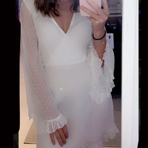 Vit klänning, Nakd  - Säljer min älskade studentklänning. Den är enbart använd på studenten och självklart tvättad. Köpt från NaKd i strl 36 och jag är 172 cm. Den är lite över knäna och inte för urringad. Köpare står för frakt. 