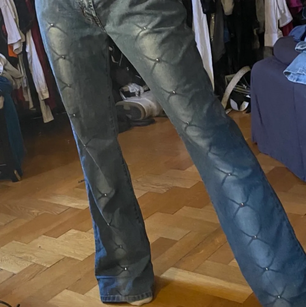 Jätte speciella jeans som jag tycker påminner lite om bratz. Så snygga men alldeles för stora för mig. Dom går Att använda både lowwaist och midwaist . Storlek: W32. Startbud: 100kr. Jeans & Byxor.
