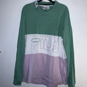 Fila tröja - Flerfärgad tröja från Fila i S-M beroende på hur du vill att den ska sitta. Köpt secondhand och i bra skick!