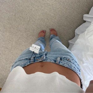 ZARA MID RISE FULL LENGHT JEANS - Helt nya zara jeans i storlek 34 med lappen kvar, helt slutsålda!!💕